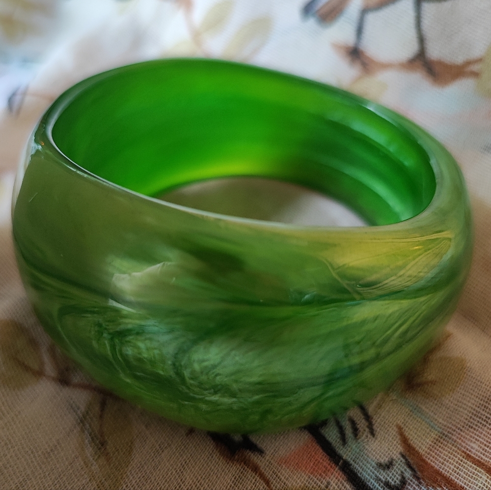 Massive Kelly Green Lucite Cuff Bangle Bracelet Vintage Mint Condition HOST PICK - Picture 7 of 9